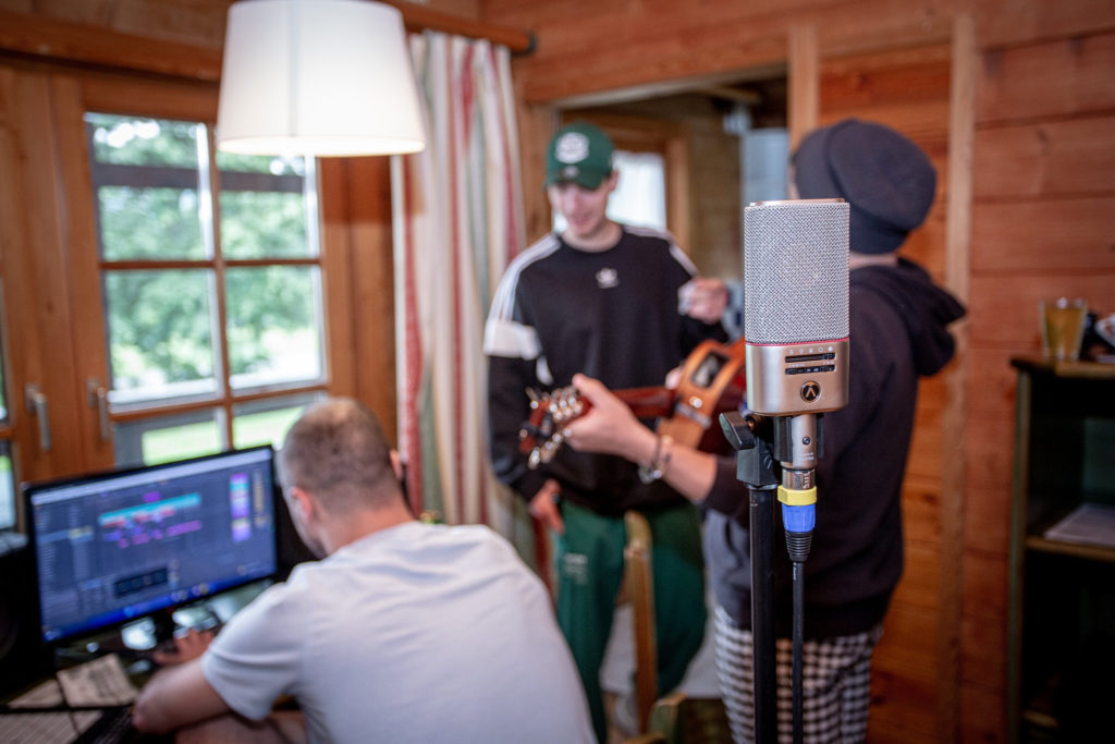 Kilenc országból érkeztek szövegírók, zeneszerzők és producerek az Artisjus Songwriting Campre, hogy három napon át közösen alkossanak a hazai dalszerzőkkel - CHROMASOUND.hu