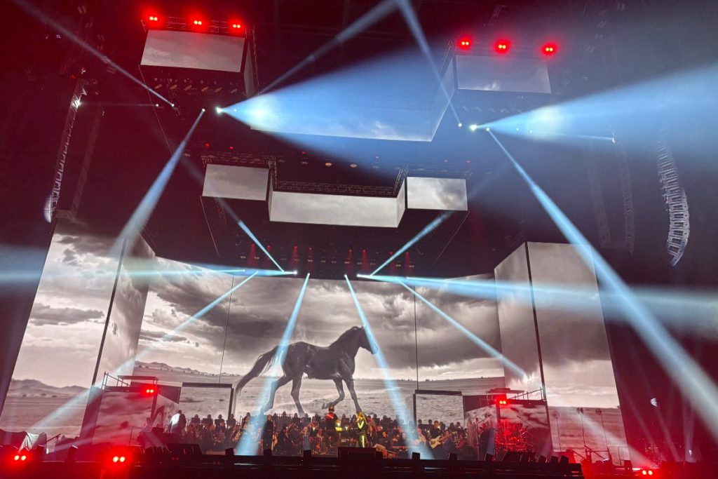 Világszínvonalú látvány az MVM Dome-ban és a Szigeten – Bővült a Light Positive Kft. Chauvet Professional flottája - CHROMASOUND.hu